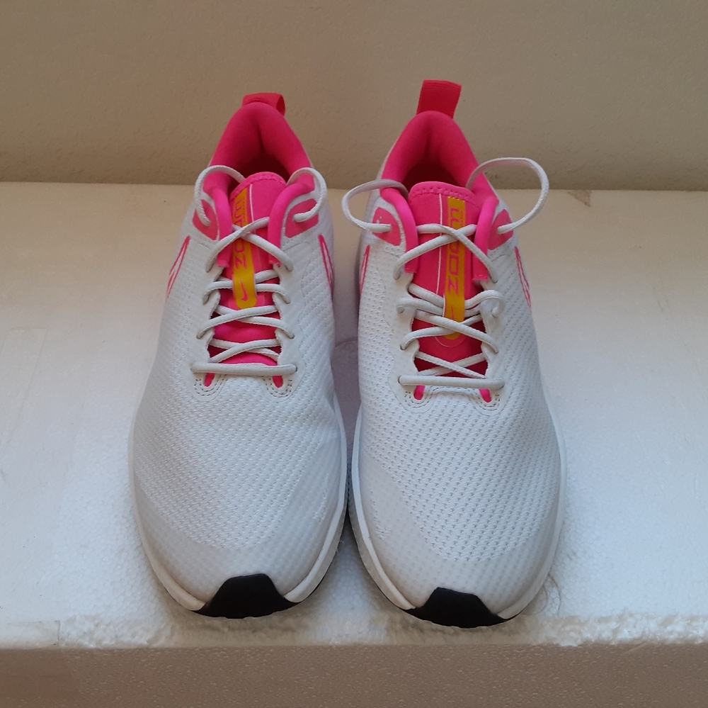 Nike - Picture 2 of 4